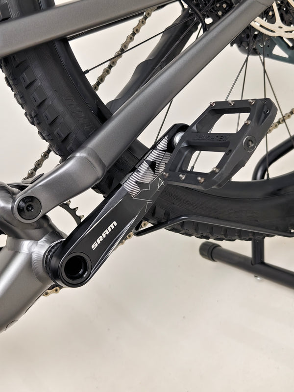 Specialized Stumpjumper EVO Comp Alloy 29/27.5 MULLET / MEDIUM S3 / Very Good Condition - Profile shot capturing the bike's overall aesthetic appeal.