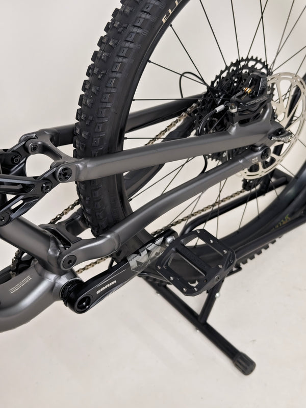 Specialized Stumpjumper EVO Comp Alloy 29/27.5 MULLET / MEDIUM S3 / Very Good Condition - Close-up capturing the bike's innovative frame features.