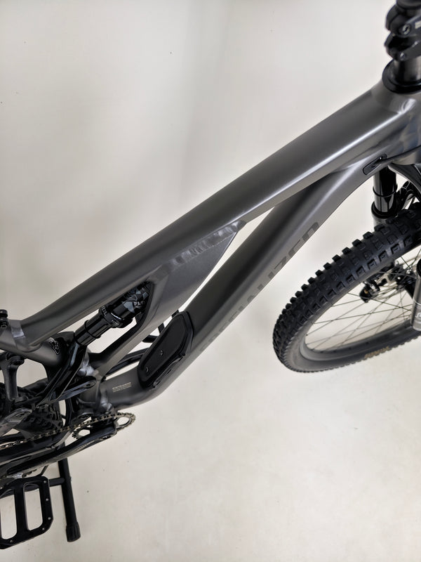 Specialized Stumpjumper EVO Comp Alloy 29/27.5 MULLET / MEDIUM S3 / Very Good Condition - Detailed close-up of the bike's unique paint finish.