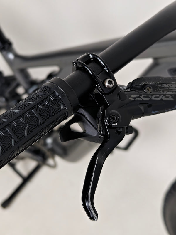 Specialized Stumpjumper EVO Comp Alloy 29/27.5 MULLET / MEDIUM S3 / Very Good Condition - Image focusing on the bike's wheels and tire tread.