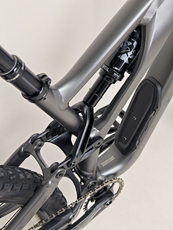 Specialized Stumpjumper EVO Comp Alloy 29/27.5 MULLET / MEDIUM S3 / Very Good Condition - Enclosed image focusing on the bike's bottom bracket area.