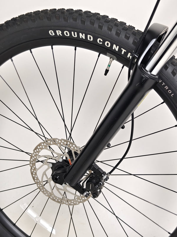 Lifestyle image of the Specialized Turbo Tero 3.0 in an urban setting, illustrating its versatility.