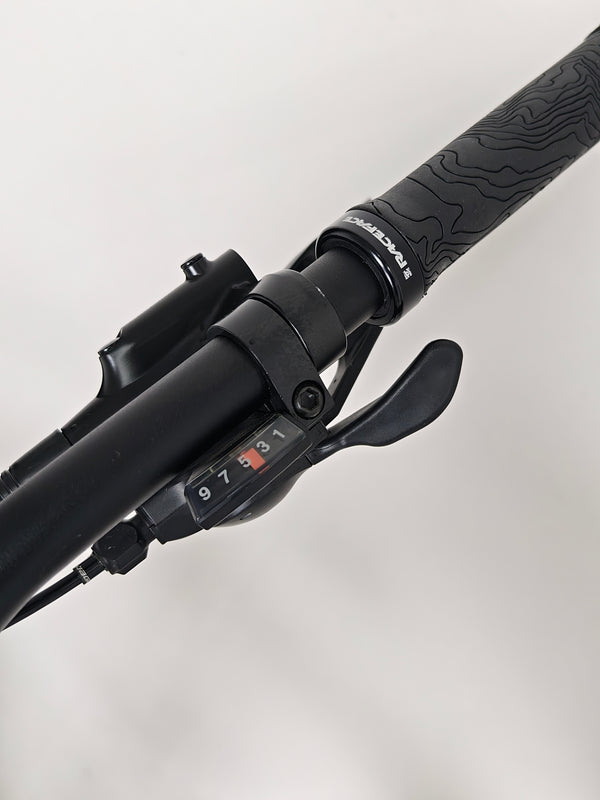 Picture of the Specialized Turbo Tero 3.0's handlebars from above, showcasing ergonomic design.