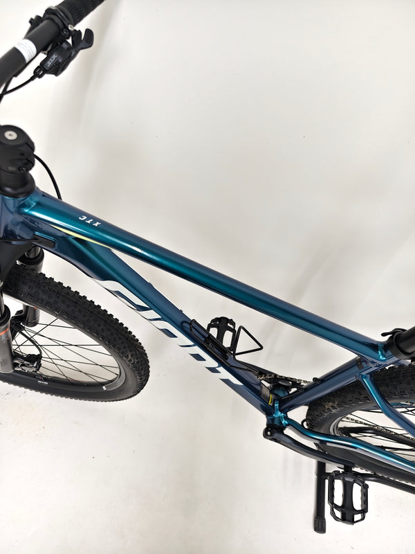 Side angle view of the Giant XTC SLR 29 1 Mountain Bike 2024 with Shimano cassette.