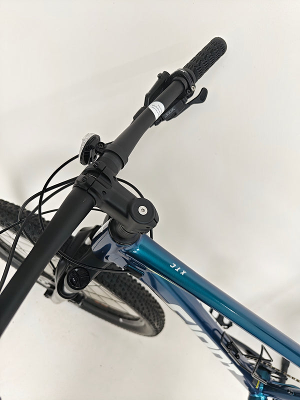 Unboxing the Giant XTC SLR 29 1 Mountain Bike 2024 showcasing its features.