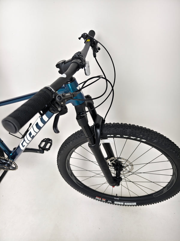Giant XTC SLR 29 1 Mountain Bike 2024 showcasing its performance capabilities.
