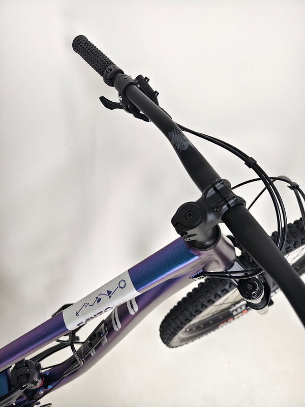 Voodoo CANZO Pro 2026 LARGE Dropper bike profile demonstrating its ergonomic design and robust features, captured in Like NEW condition.