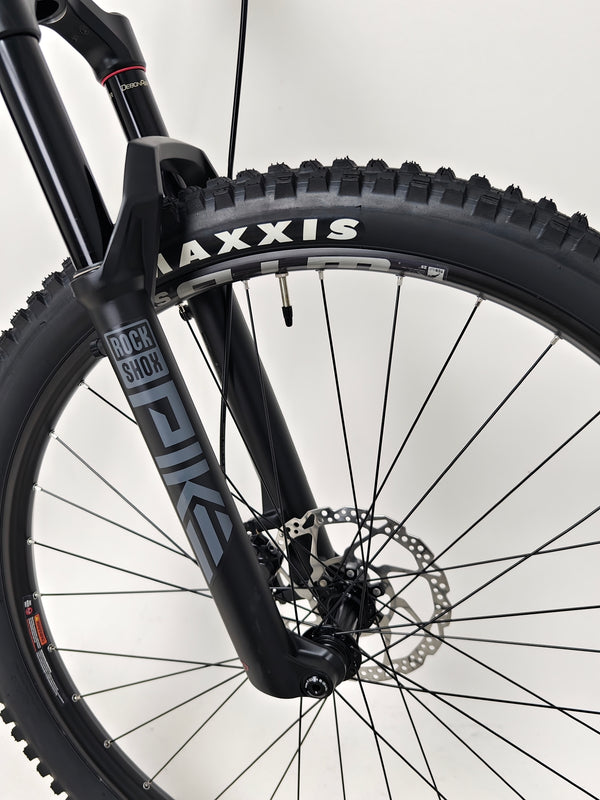 View of the Voodoo CANZO Pro 2026 LARGE Dropper bike’s seating arrangement, illustrating comfort and quality in Like NEW condition.