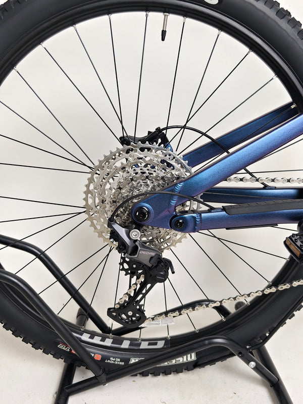 Low angle of the Voodoo CANZO Pro 2026 LARGE Dropper bike, demonstrating its framework stability in excellent, Like NEW condition.