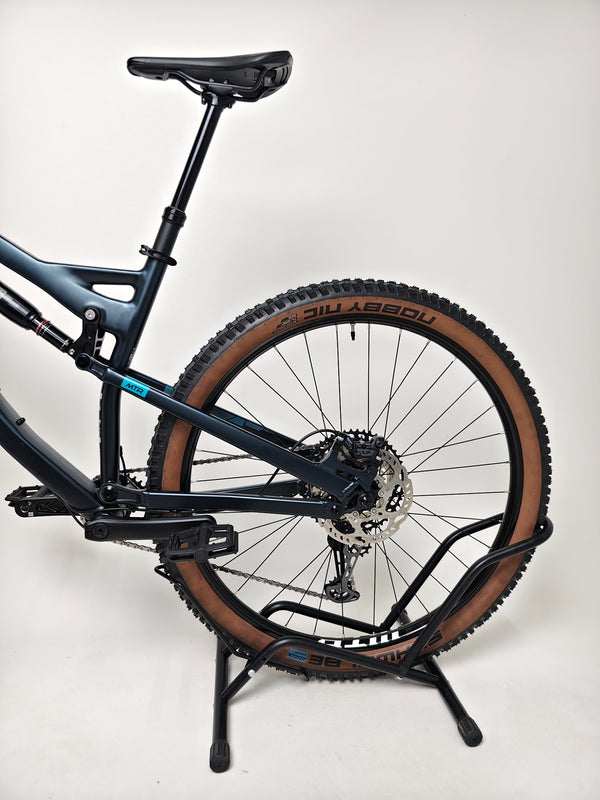 Low angle shot of the 2023 Boardman MTR 9.0 / LARGE / LYRIK / Very Good Condition! / Our Price: £1390.00! / RRP £2,225.00 emphasizing its sturdy frame.