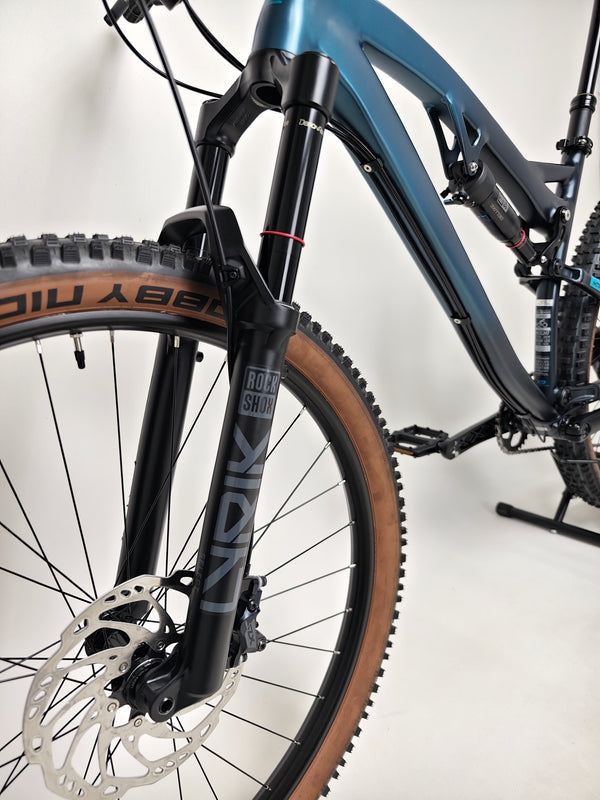 Side profile of the 2023 Boardman MTR 9.0 / LARGE / LYRIK / Very Good Condition! / Our Price: £1390.00! / RRP £2,225.00 on display.