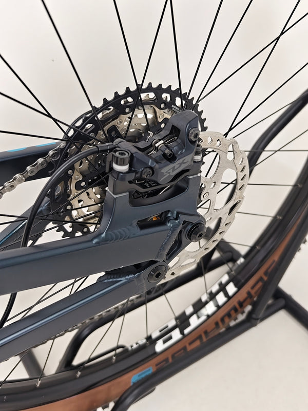 Close-up of the crank area and pedals on the 2023 Boardman MTR 9.0 / LARGE / LYRIK / Very Good Condition! / Our Price: £1390.00! / RRP £2,225.00.