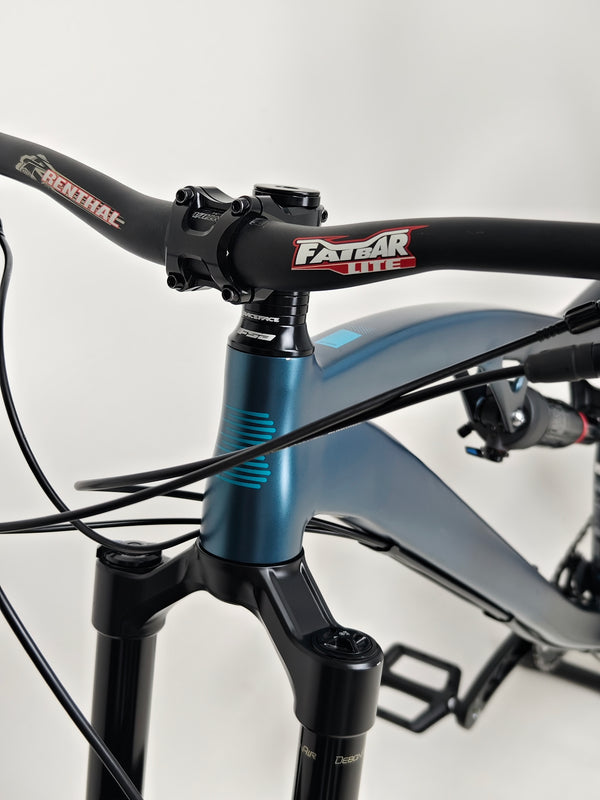 Showcasing the bike's rear suspension on the 2023 Boardman MTR 9.0 / LARGE / LYRIK / Very Good Condition! / Our Price: £1390.00! / RRP £2,225.00.