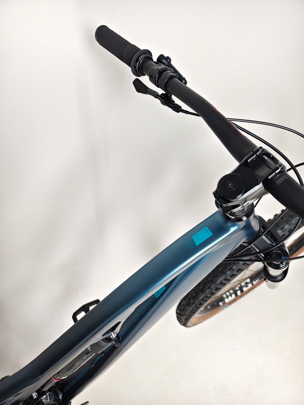 Image of the bike's pedals highlighting their design on the 2023 Boardman MTR 9.0 / LARGE / LYRIK / Very Good Condition! / Our Price: £1390.00! / RRP £2,225.00.