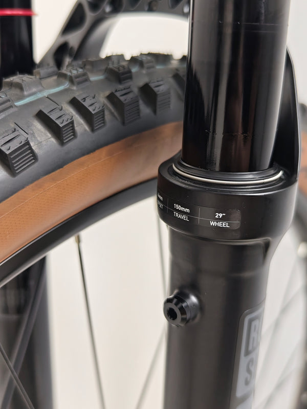 Detailed photo of the bike's bottom bracket area on the 2023 Boardman MTR 9.0 / LARGE / LYRIK / Very Good Condition! / Our Price: £1390.00! / RRP £2,225.00.
