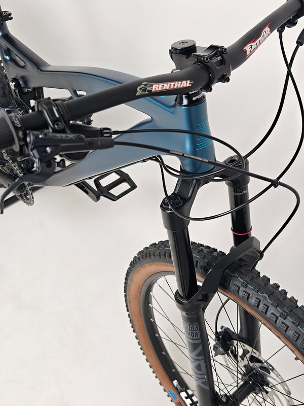 Detailed shot of the handlebars and brake levers on the 2023 Boardman MTR 9.0 / LARGE / LYRIK / Very Good Condition! / Our Price: £1390.00! / RRP £2,225.00.