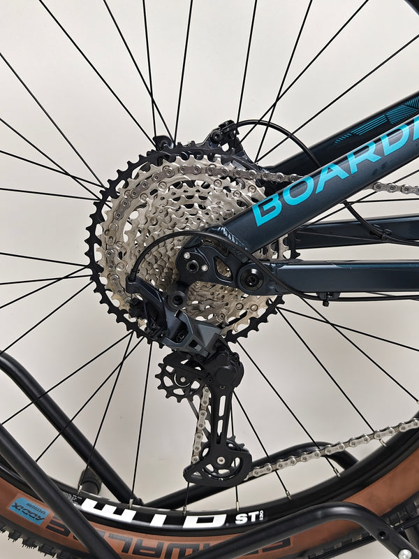 Showing the bike's integrated hubs and axles on the 2023 Boardman MTR 9.0 / LARGE / LYRIK / Very Good Condition! / Our Price: £1390.00! / RRP £2,225.00.