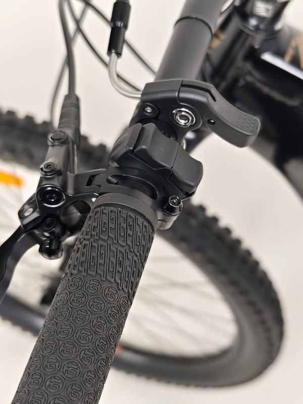 Highlighting the superior design of the GT E Force Amp+ Full Suspension e-Bike 2024 with Yari suspension, excellent condition, XL, only 51 miles, priced at £2,250.