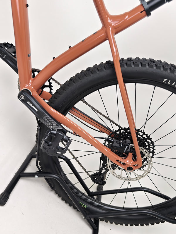 Close look at the dropper post and brakes of Specialized Fuse Sport 27.5 2023 LARGE bike, in excellent condition, our Price: £930.00.