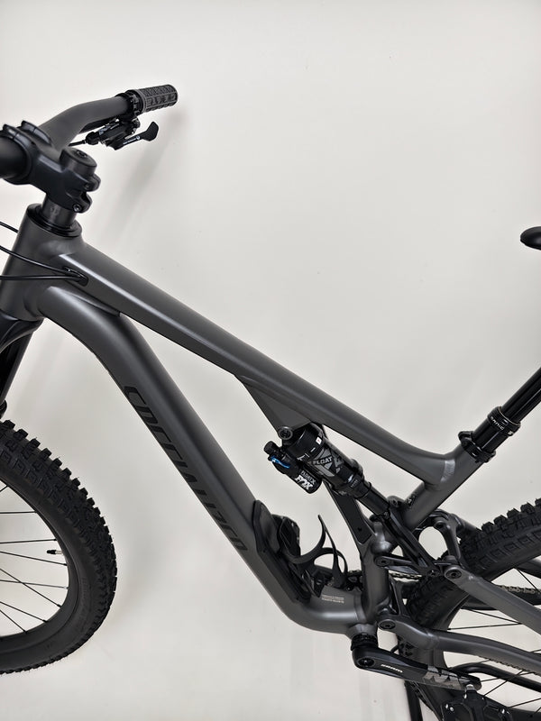 Inspection of frame joints on Specialized Stumpjumper EVO Comp Alloy 29 2024, focusing on its integrity in Very Good Condition, priced at £3,200.00.