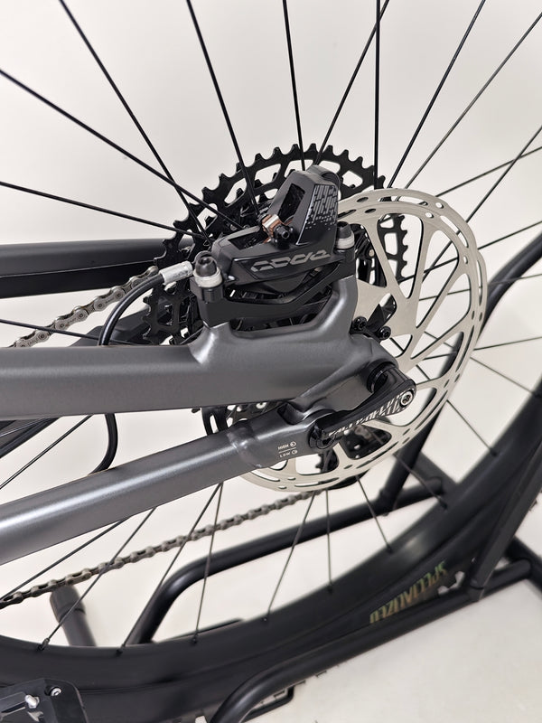 Detailing the Specialized Stumpjumper EVO Comp Alloy 29 2024's hydraulic system, showcasing precision in Very Good Condition, priced at £3,200.00.