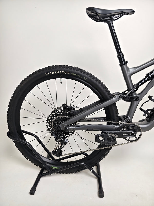 Detailing the unique alloy construction of Specialized Stumpjumper EVO Comp Alloy 29 2024, available for £3,200.00.