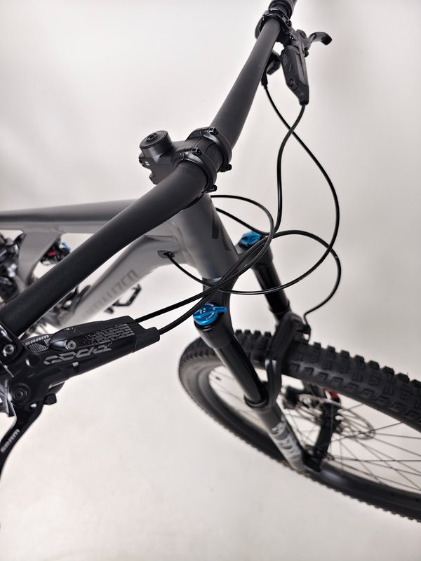 Bracket quality of the Specialized Stumpjumper EVO Comp Alloy 29 2024, showcasing the engineering in Very Good Condition, RRP: £3,200.00.