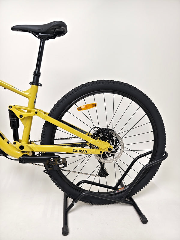 Close-up of handlebar setup on the GT Zaskar FS Sport 2024 emphasizing ergonomic design.