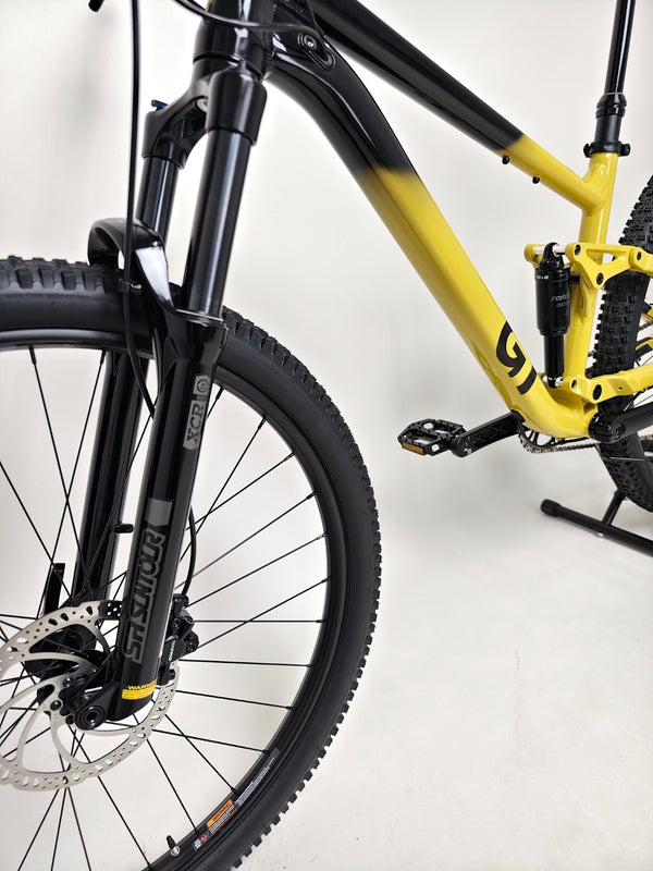 Full side view of the GT Zaskar FS Sport 2024 mountain bike in medium size with 29-inch wheels.