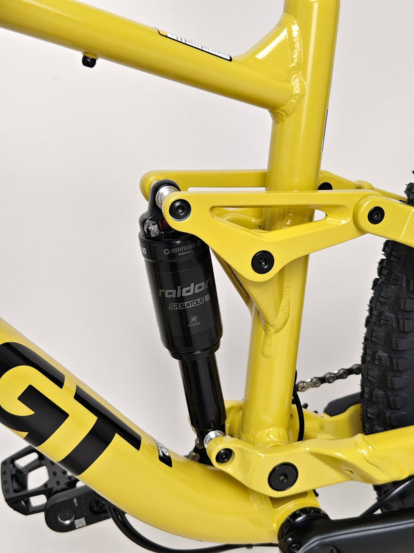 Close-up inspection of the frame finish on the GT Zaskar FS Sport 2024 demonstrating its excellent condition.