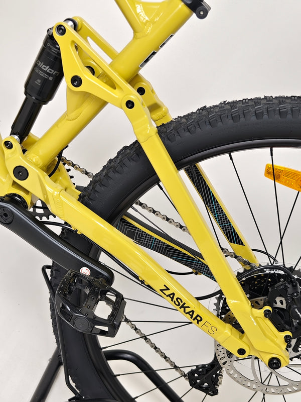 Inspection image of the suspension system on the GT Zaskar FS Sport 2024 demonstrating sensitive response.