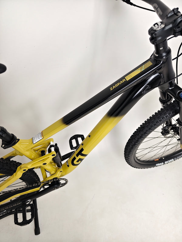 Image of the brakes and handlebar controls on GT Zaskar FS Sport 2024 demonstrating operational readiness.
