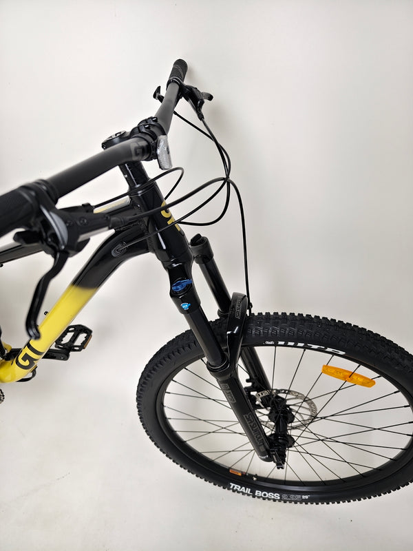 Detailed overview of the bike setup on GT Zaskar FS Sport 2024 providing insights into its usability.