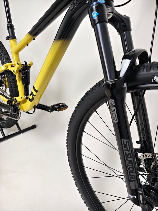 Detailed view of the front suspension fork on the GT Zaskar FS Sport 2024 ensuring performance on rough terrain.