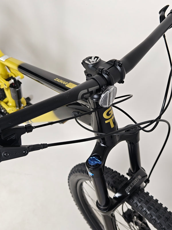 Detailed view of the gear shifting mechanism on GT Zaskar FS Sport 2024 for performance tracking.
