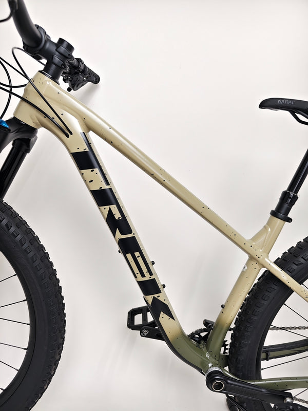 Trek ROSCOE 9 2024 Mountain Bike showcasing the front fork, Excellent Condition, Medium size, RRP: £1,850.00, available for only £1,090.00 with Fast Delivery at eMado.