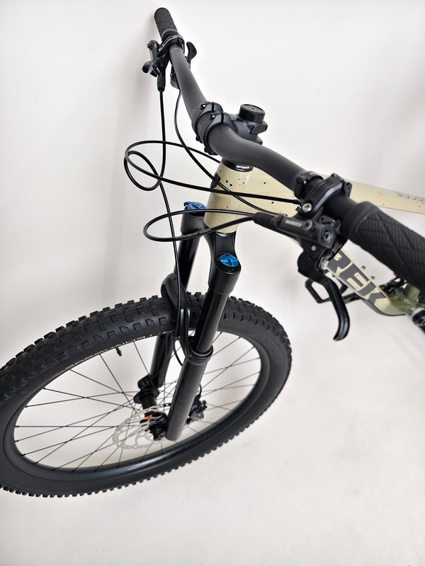 Trek ROSCOE 9 2024 Mountain Bike showcasing the gear components, Excellent Condition, Medium size, original RRP: £1,850.00, now just £1,090.00 at eMado.