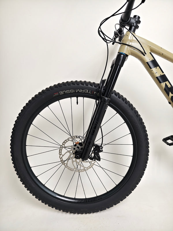 Trek ROSCOE 9 2024 Mountain Bike in a trail context, Excellent Condition, Medium size, RRP: £1,850.00, available for just £1,090.00 at eMado.