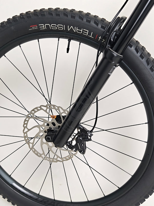 Dynamic trail action with Trek ROSCOE 9 2024 Mountain Bike, Excellent Condition, Medium size, RRP: £1,850.00, yours for just £1,090.00 at eMado.