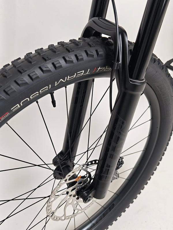 Trek ROSCOE 9 2024 Mountain Bike emphasizing gear specifications, Excellent Condition, Medium size, RRP: £1,850.00, available for £1,090.00 at eMado.