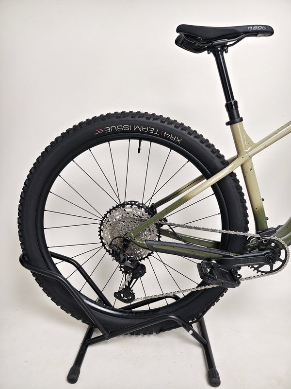 Detailed display of Trek ROSCOE 9 2024 Mountain Bike geometry, Excellent Condition, Medium size, RRP: £1,850.00, available for only £1,090.00 at eMado.