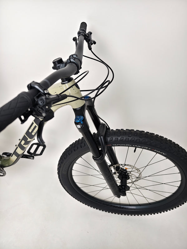 Trek ROSCOE 9 2024 Mountain Bike overview shot, Excellent Condition, Medium size, RRP: £1,850.00, priced at £1,090.00 at eMado.