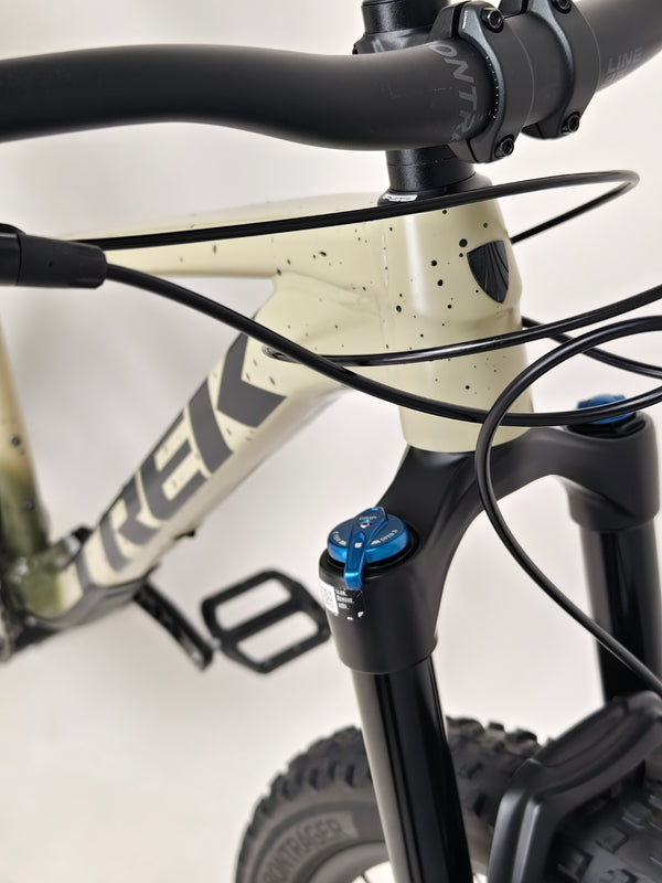 Close-up of Trek ROSCOE 9 2024 Mountain Bike brake systems, Excellent Condition, Medium size, RRP: £1,850.00, available at a special price of £1,090.00 at eMado.