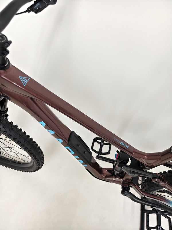 Close-up of the Marin Alpine Trail 1 2025's components in excellent condition, LARGE size. Originally priced at £3,099.00, now available for £1,720.00 with FREE Delivery!