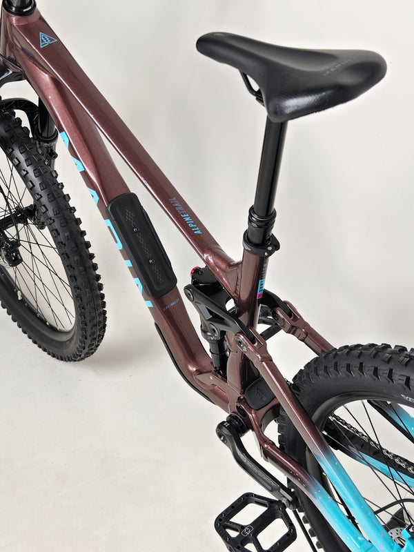 Close-up of the tyres on Marin Alpine Trail 1 2025, in excellent condition and LARGE size. Retail price is £3,099.00, on sale for £1,720.00 including FREE Delivery!
