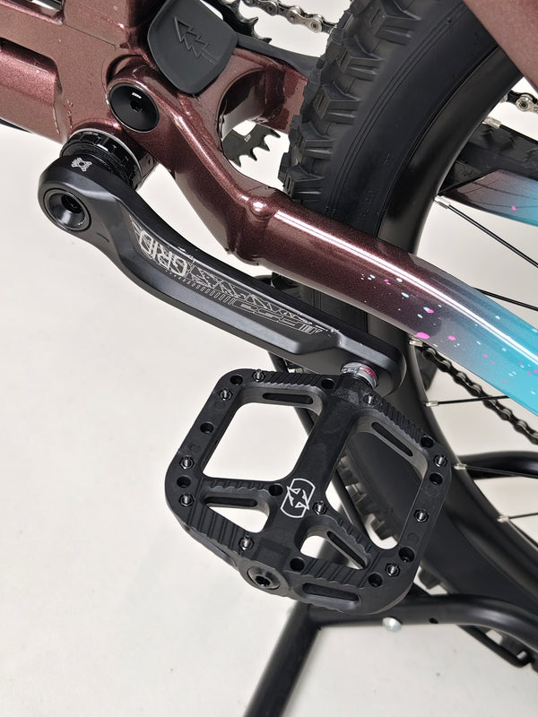 Close-up of Marin Alpine Trail 1 2025's handlebars in excellent condition, available in LARGE size. Retail price is £3,099.00, discounted to £1,720.00 with FREE Delivery!