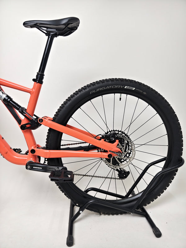 Rider’s perspective on the 2021 Specialized Stumpjumper Alloy, capturing its competitive features in very good condition for a price of £1,250.00.