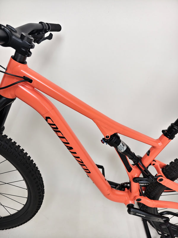 Side profile of the 2021 Specialized Stumpjumper Alloy, emphasising its frame size LARGE and sleek appearance, in very good condition for only £1,250.00.