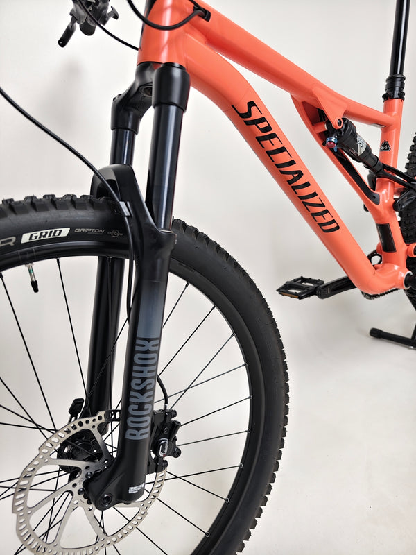 2021 Specialized Stumpjumper Alloy, showcasing the alloy chassis design, offered in LARGE size and very good condition for our price of £1,250.00.