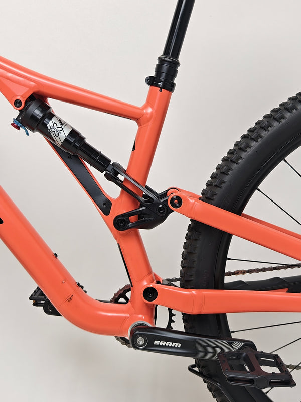 Frame geometry of the 2021 Specialized Stumpjumper Alloy, showcasing its asymmetrical design in very good condition with a price of only £1,250.00.